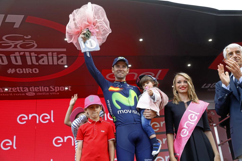 Alejandro Valverde con sus hijos en el podio del Giro de Italia.