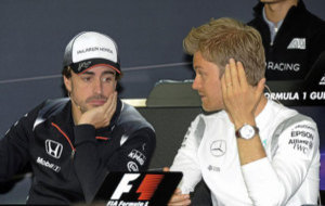 Rosberg charla con Alonso durante la rueda de prensa previa al GP de...