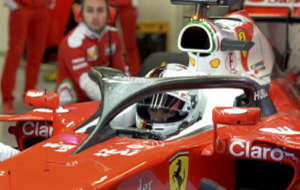 Vettel, en el box de Ferrari con el 'halo' durante los tests...