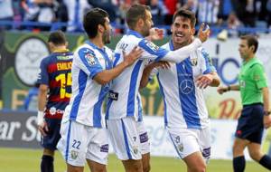 Gabriel celebra con sus compaeros el primer gol al Llagostera