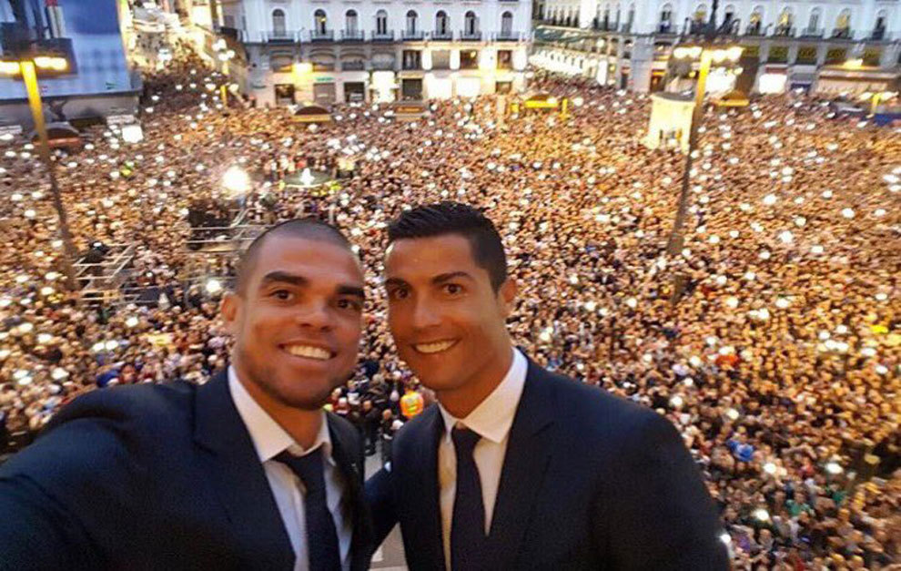 Pepe y Cristiano Ronaldo, en el balcn de la Comunidad con la Puerta...