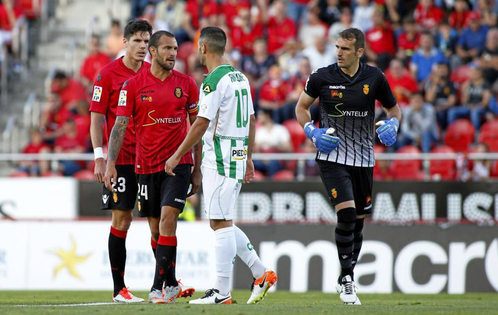 Florin Andone se encara con algunos jugadores del Mallorca.