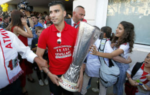 Jos Antonio Reyes, con la copa de la Europa League en las...