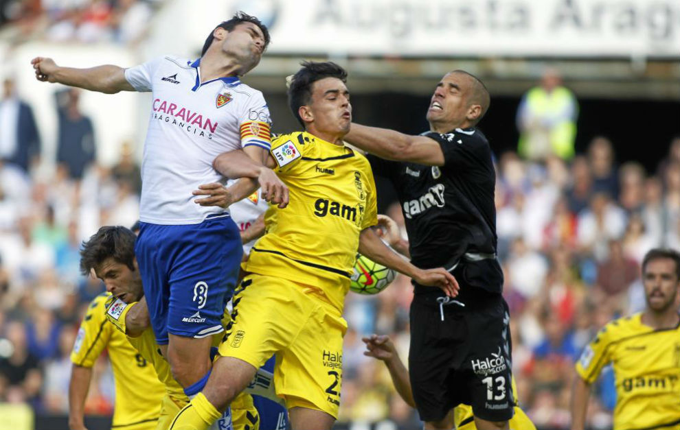 Dorca salta a por un baln en el partido frente al Oviedo.