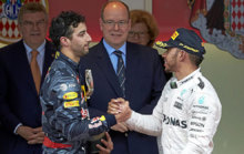 Daniel Ricciardo felicita a Lewis Hamilton