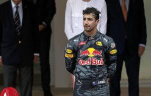 Daniel Ricciardo, con gesto serio en el podio de Mnaco.