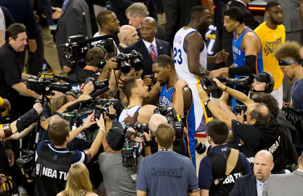 El abrazo final entre Stephen Curry y Kevin Durant