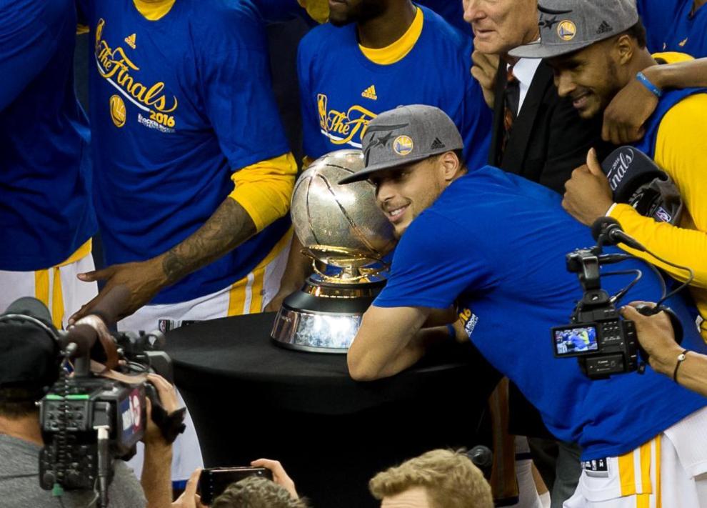 Stephen Curry con el trofeo de campen del Oeste