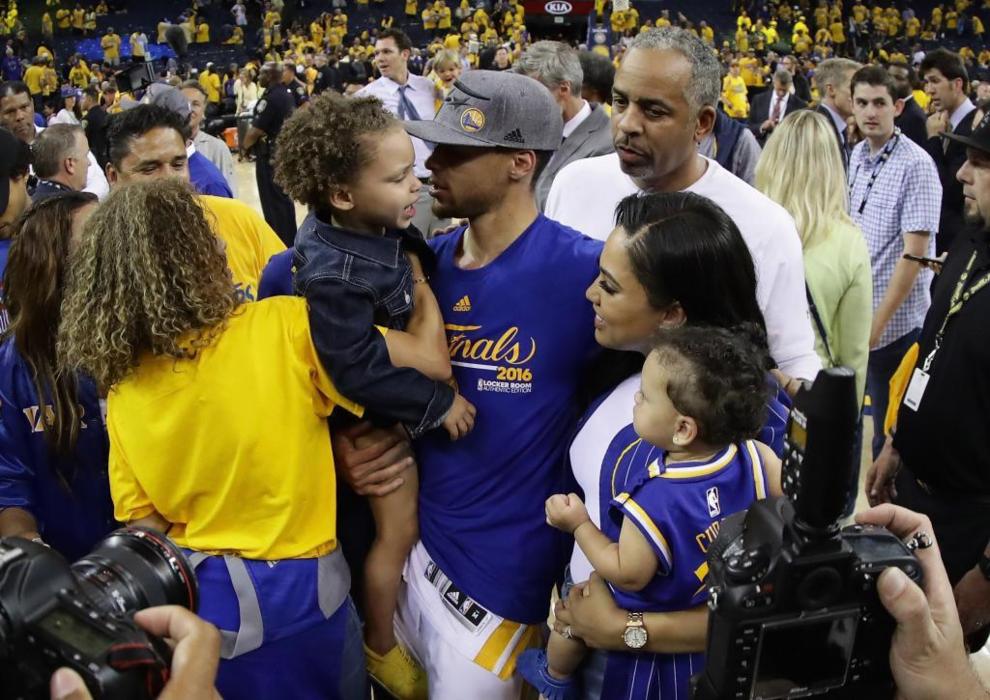 Stephen Curry y su familia celebrando el ttulo del Oeste