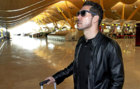 Simeone camina con una maleta por el aeropuerto de Barajas en...