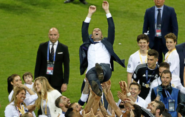 Zinedine Zidane, manteado por sus jugadores sobre el csped de San...