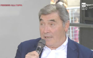 Eddy Merckx comenta para la RAI la 19 etapa del Giro, el viernes...