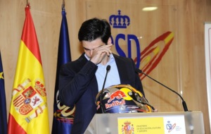 Carlos Sainz se seca las lgrimas durante su intervencin en el...