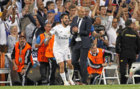 Isco y Zidane celebran el pase a la final de la Champions.