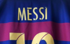 El dorsal de Messi en la camiseta firmada.