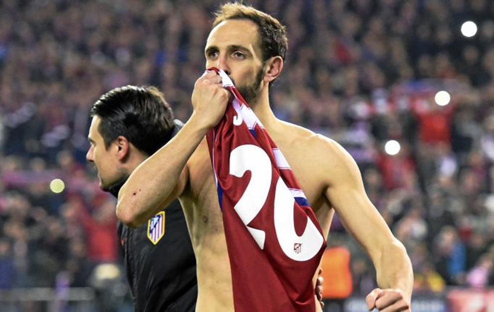 Juanfran kisses the Atletico badge