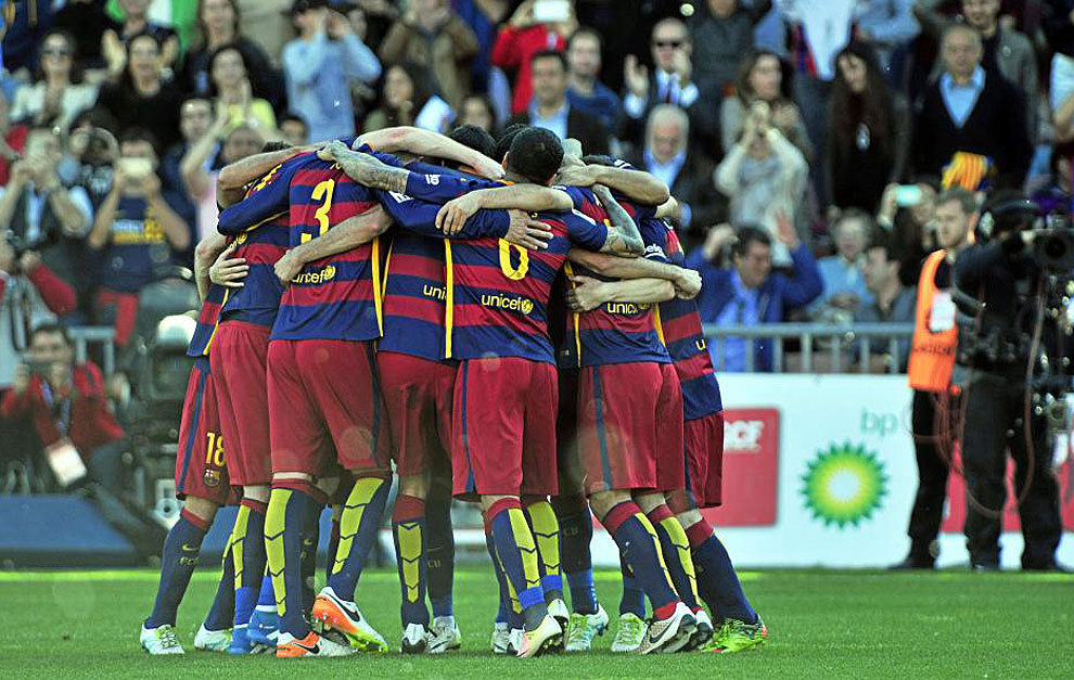 Los jugadores del Barcelona celebran su triunfo ante el Granada.