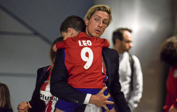 Torres, con su hijo en brazos en el aeropuerto de Barajas.