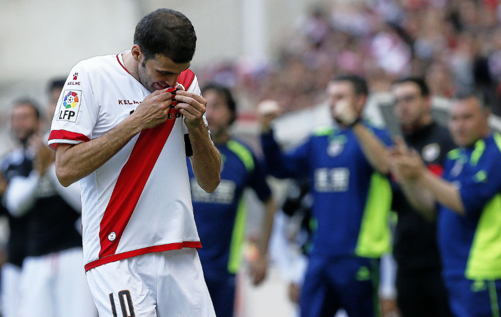Trashorras besa el escudo del Rayo tras marcar un gol esta temporada.
