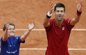 Djokovic juguetea con un recogepelotas