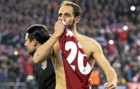 Juanfran besa el escudo tras conseguir el pase a cuartos ante el PSV.