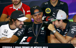 Alonso y 'Checo' bromean durante el Gran Premio de Mxico...