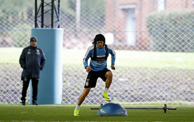 Cavani realiza un ejercicio en el entrenamiento de Uruguay.