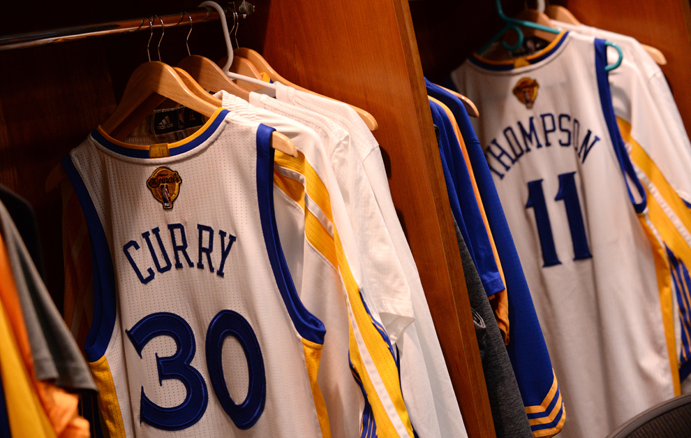 Las camisetas de Klay Thompson y Stephen Curry en el vestuario de los...