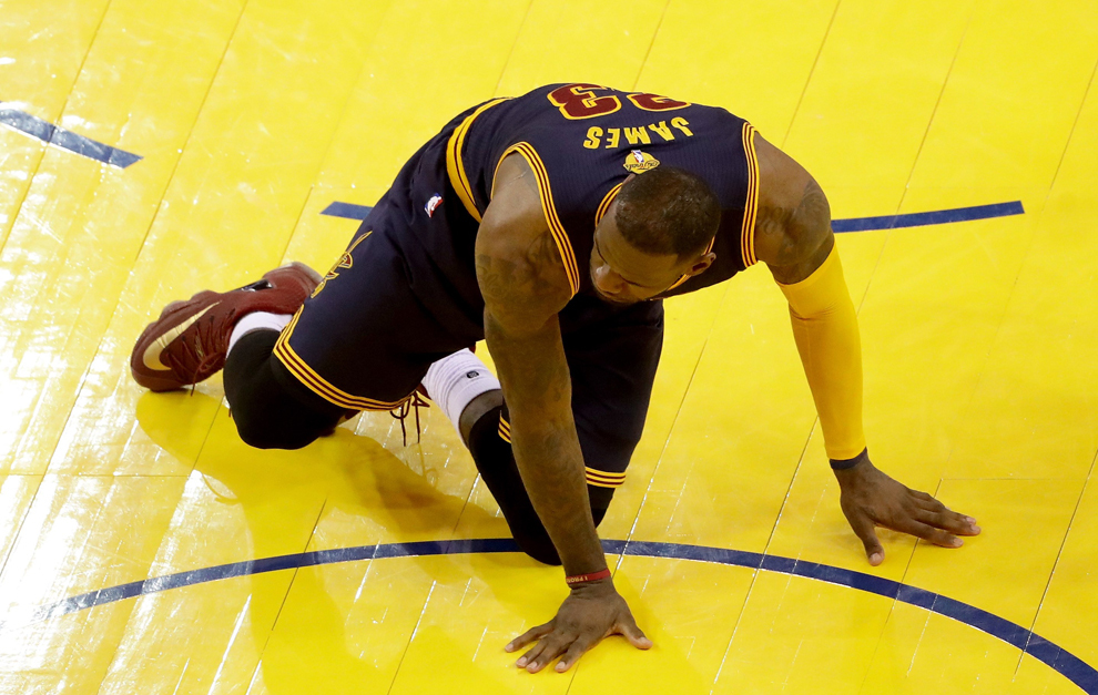 LeBron James en el suelo durante el partido contra los Warriors en las...