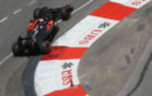 Alonso, con el McLaren Honda MP4-31, pasa por St Devote durante el GP...