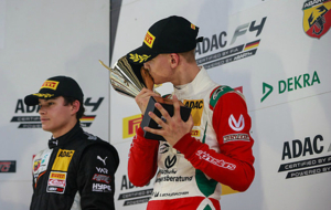 Mick Schumacher celebra su triunfo en Lausitzring