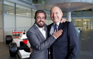 Alonso y Dennis, durante la presentacin del equipo McLaren Honda de...