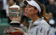 Garbie Muguruza besando el trofeo de Roland Garros.