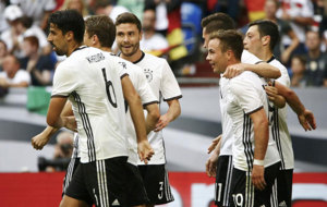Los alemanes celebran uno de los goles frente a Hungra.