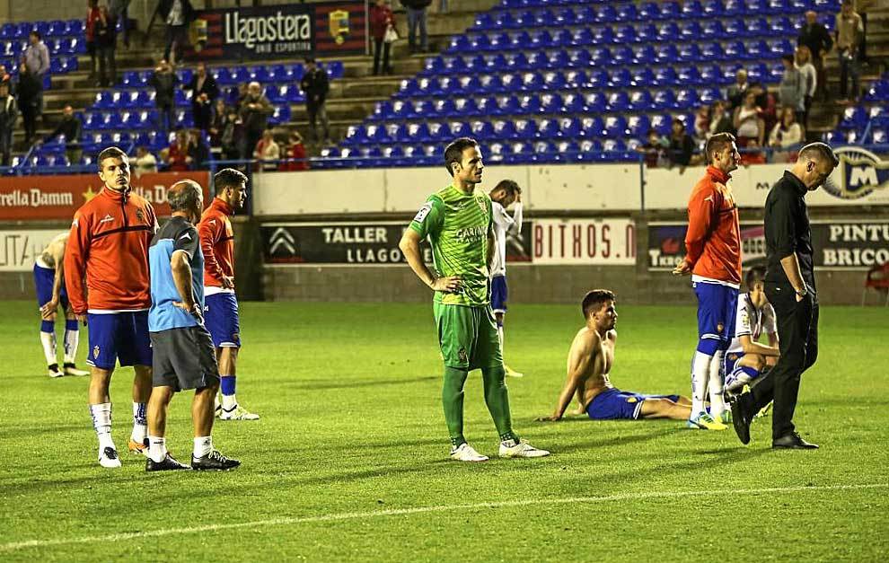 Los jugadores del Zaragoza, hundidos delante de su aficin al final...