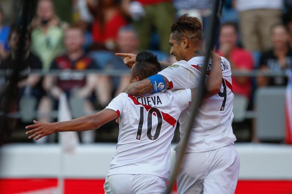 Guerrero celebra con Cueva el gol del triunfo de Per sobre Hait.