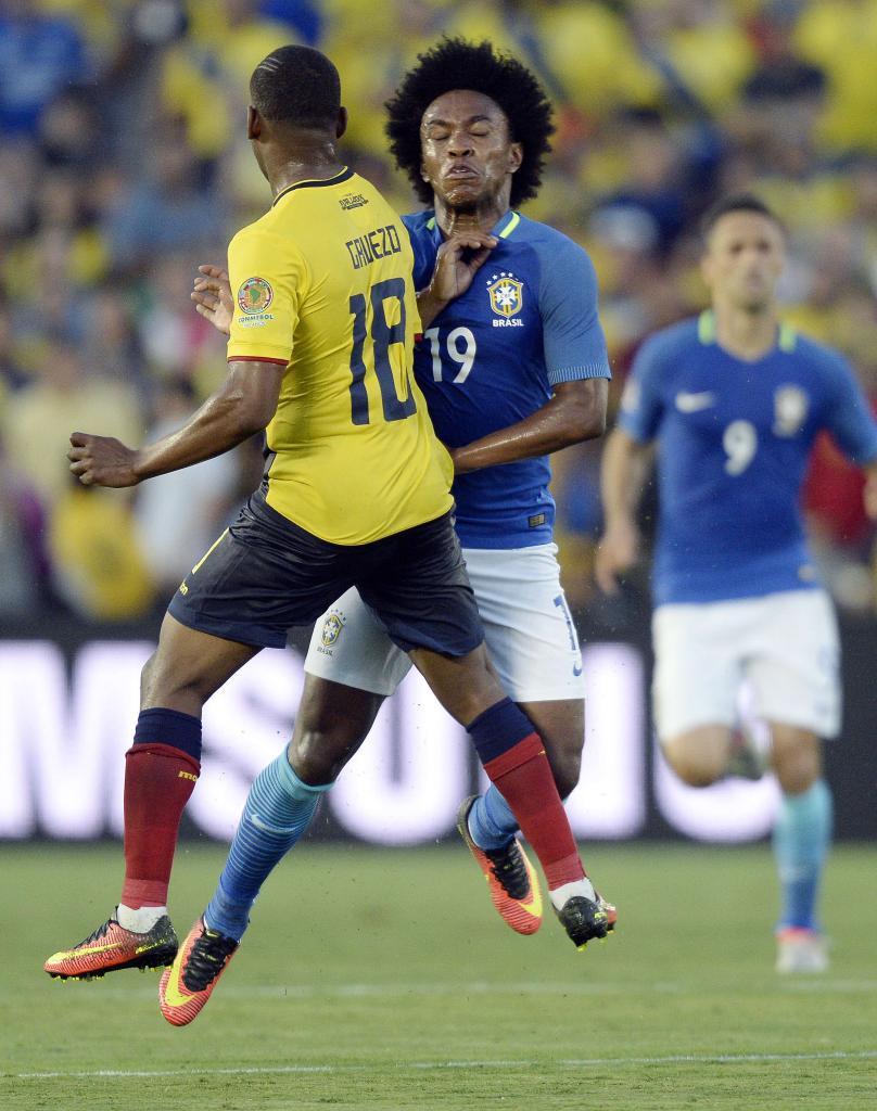 Willian choca con Gruezo durante el Brasil-Ecuador.