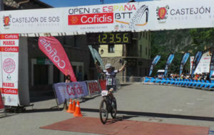 Olatz Odriozola celebra su triunfo en meta.