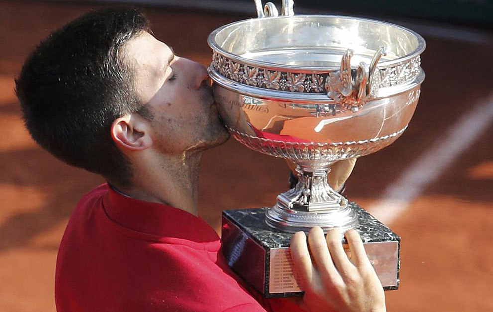 Djokovic besa la copa que le acredita como ganador de Roland Garros.
