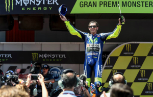 Valentino Rossi celebra su triunfo sobre su moto en el GP Catalua...