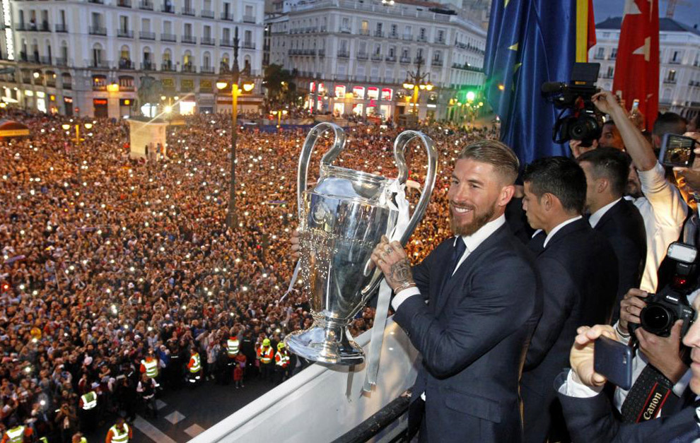 Sergio Ramos mostrando la Champions League en la plaza de sol ante la...