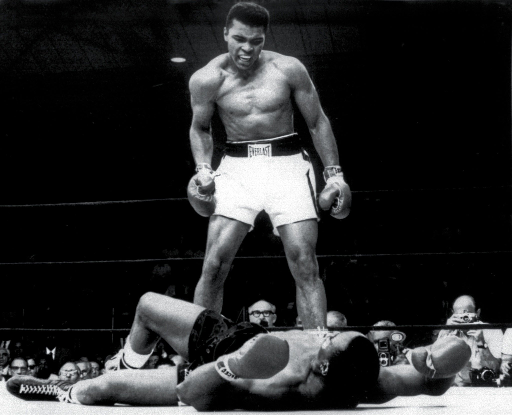 Muhammad Ali  tumbando a Sonny Liston