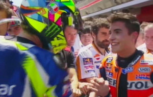 Rossi y Mrquez, dndose la mano