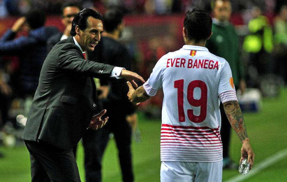 Emery y Banega, en un partido del Sevilla.