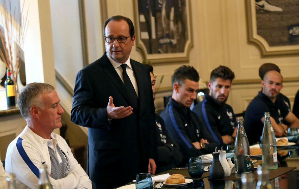 Hollande se dirige a Deschamps y los jugadores en Clairefontaine