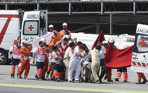 Luis Salom es evacuado por el personal mdico del circuito.