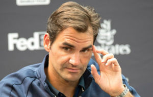 Roger Federer en la rueda prensa previa a su debut en Stuttgart.