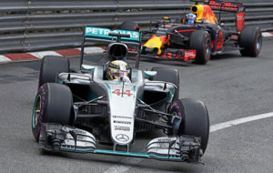 Hamilton, delante de Ricciardo en Mnaco.
