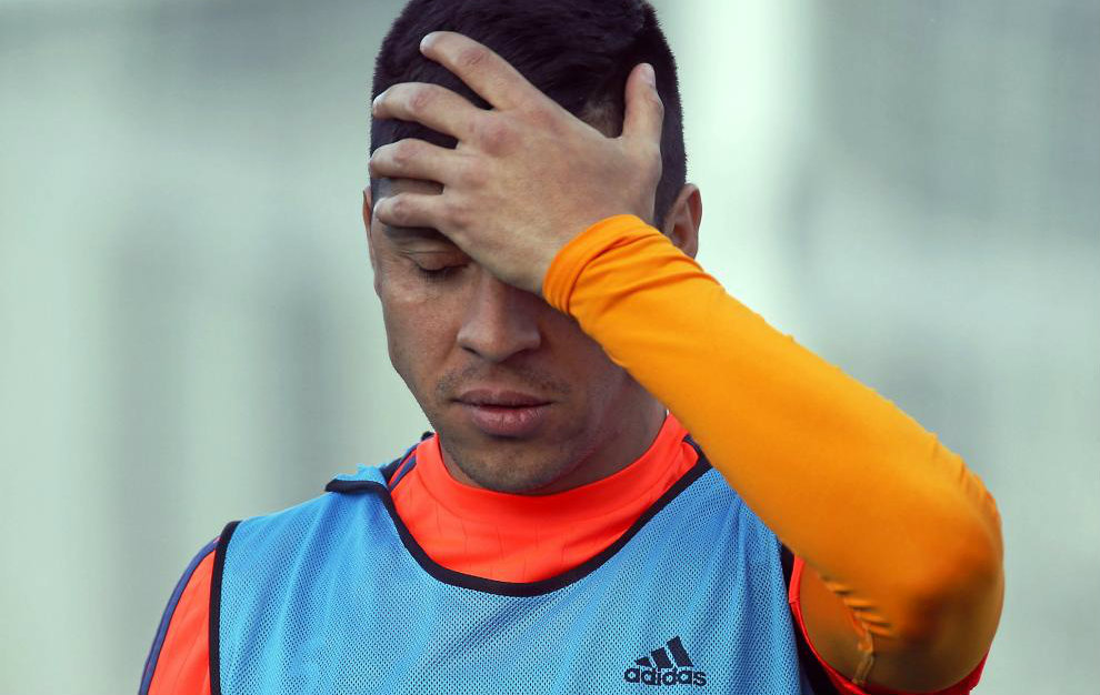 Enzo Prez se lamenta durante un entrenamiento del Valencia.