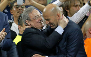Florentino Prez y Zidane se abrazan en el palco de San Siro.